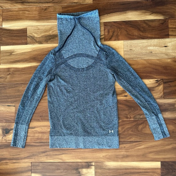 Under Armour Grey Long Sleeve Cowl Neck Athletic Shirt size Medium - Picture 1 of 3